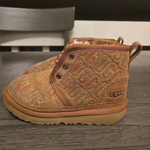 UGG Kids' Neumel II Graphic Stitch boots size 10 Toddler Needs Laces